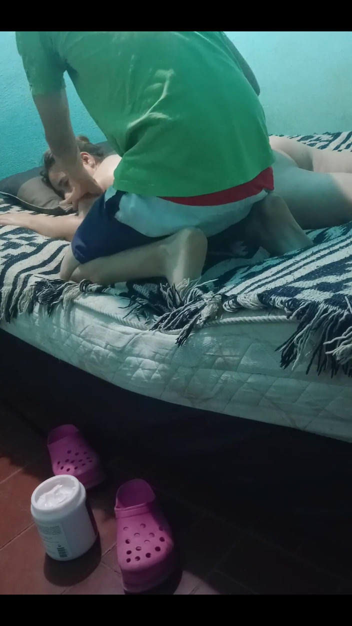 Fitcure1: 用奶油按摩直到她裸体