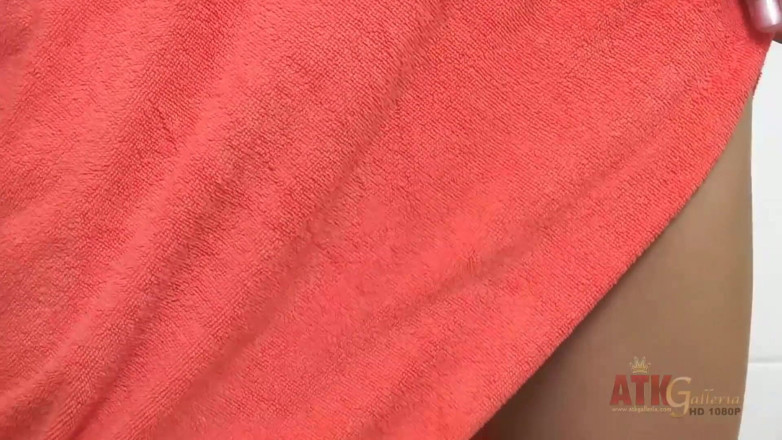 ATK Fans (Solo): Masturberende brunette tiener Eva bereikt een orgasme in solo-video