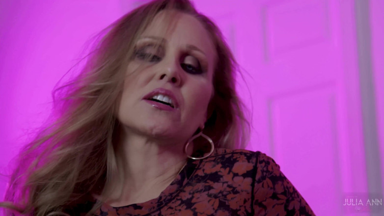 Julia Ann: MILF Julia Ann Pantyhose Tease
