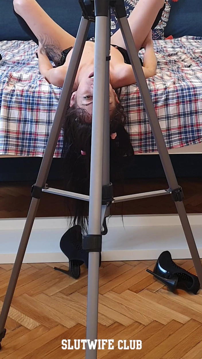 Slutwife Club: Belum disunat di sebalik Tabir: Candie Cross Lateks Mengusik Escalates...