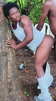 Ebony Slay Queen Drsně manipulováno pod mango stromem