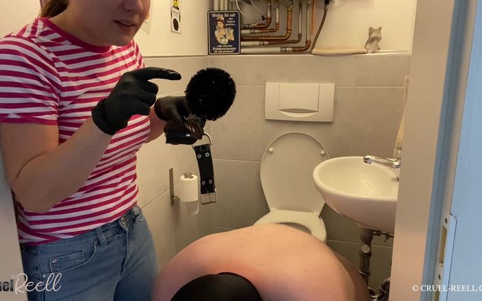 Cruel Reell: Женщина использует своего раба в туалете