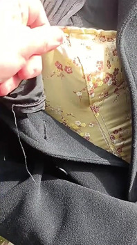 Berjalan-jalan di taman dengan teman wanita Muslim saya