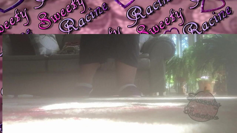 Sweety Racine: Cewek super semok ini lagi asik jalan kaki