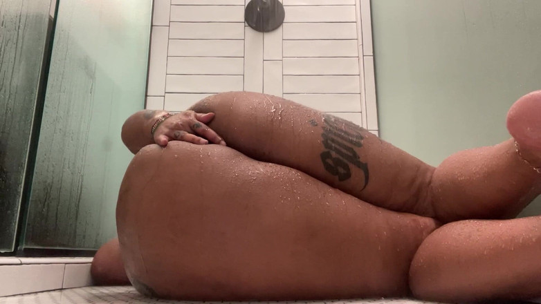 Spicy lilbrat: ¿Quién quiere tocar mi apretado culo virgen?