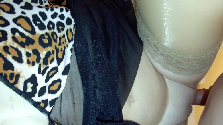 Leather Addict: Blonďatá MILFka v sexy noční košili a punčochách šuká tlustého ptáka...