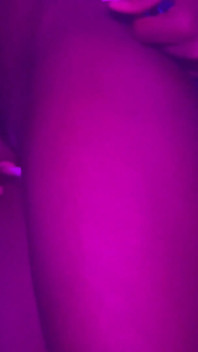Sexy drobná ebenová teen krémová kundička ošukaná velkým černým pérem Nemohla se bránit fiddlingu klitorisu, když vyšla ze sprchy POV