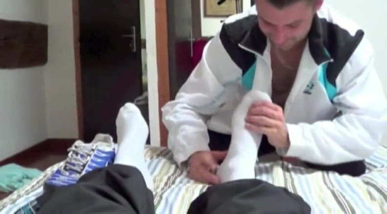 Sneaker gay: Fucked in sneaker