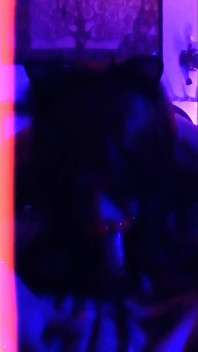 mädchen kriegt riesigen dildo