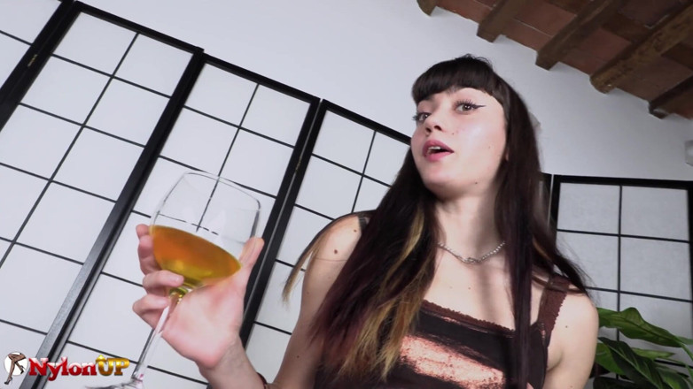 FootFetish Girls With Sex Toys and Nylons: Збуджена брюнетка краля Міссі Грішниця обожнює спокушати вас своїми дивовижними ногами та її писанням