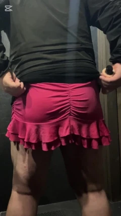 Ein paar Momente, als ich als Prostituierte verkleidet war und ich geil allein in der Toilette eines Restaurants war und ich mit zwei cu herauskam