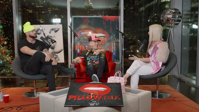 Pillow Talk: Playboy Cover Girl Melissa Envy idzie głęboko