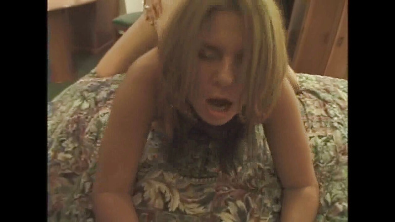 The Classic Archives: 热辣的金发熟女ho吮吸和乱搞男人的鸡巴