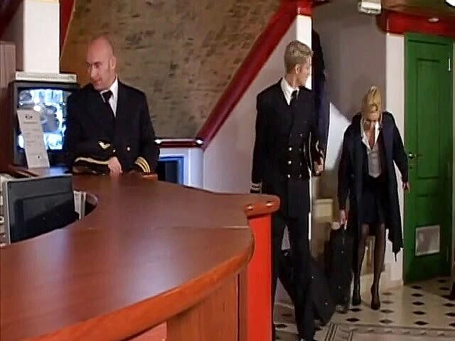 Cumming Soon: Pramugari jalang miang menghisap alat lelaki di bar