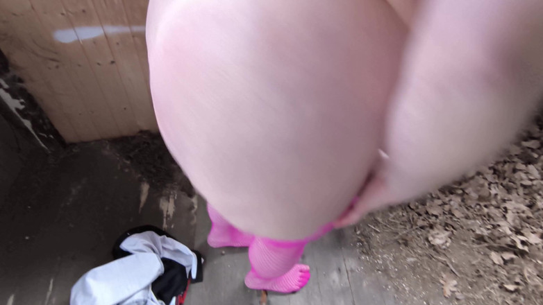 Bouncy Tits Action: Обнаженная в колготках-сеточках, груди и задница, отшлепали
