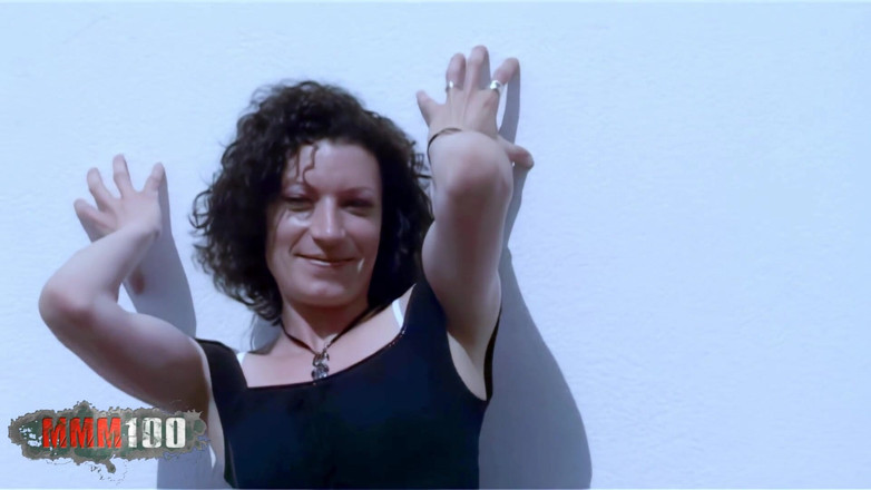 MMM100: Steffy Great Steffy nhảy múa và thoát y trên sân...