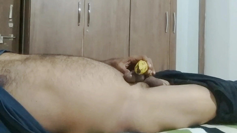 Meplayvid: M-am bucurat de pula mea cu o banană pe pat