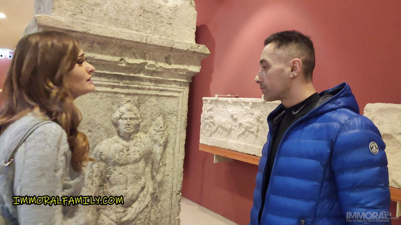 Immoral Family: Bratty英国の赤ん坊は彼女のstepdadと歴史博物館に行きます
