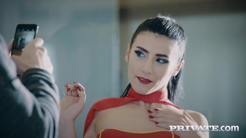 Private.com: Nelly Kent îmbrăcată ca femeia minunată sexy