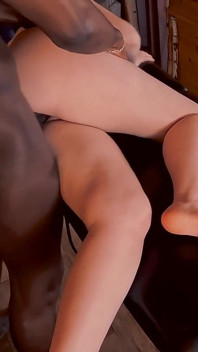 Le Masseur Noir Me Baise Sur La Table Et Jouit Dans Ma Chatte