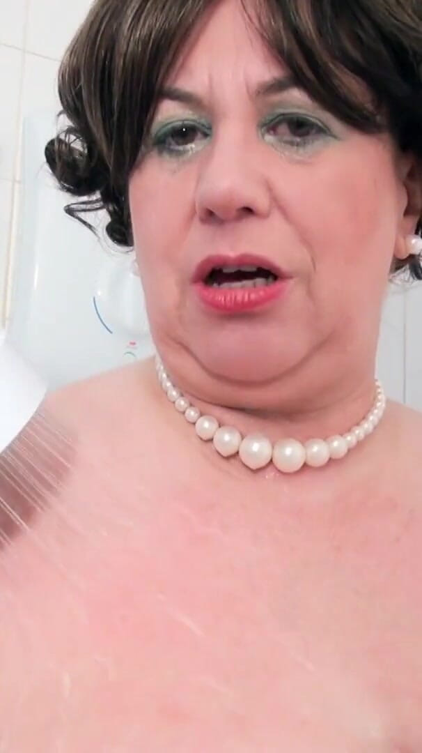 Stepauntie Trisha in the shower (Dirty Doctors Clips) Stepauntie Trisha in the shower (Dirty Doctors Clips)