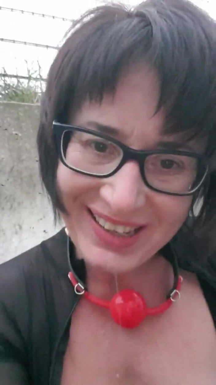 JulieEroticDress: Slave Squirt Stream