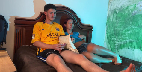 bitchsultry: Aku lagi asik nyepong kontol adik tiriku di TV