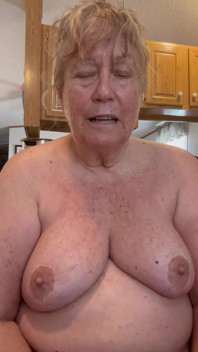 Sluttygranny zeigt ihre fähigkeiten eines blowjobs und eines dildo