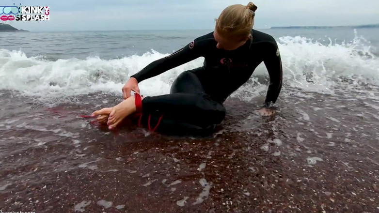 UKCuteGirl: Hogtied in een wetsuit - touwbondage ontsnappingsuitdaging op het strand