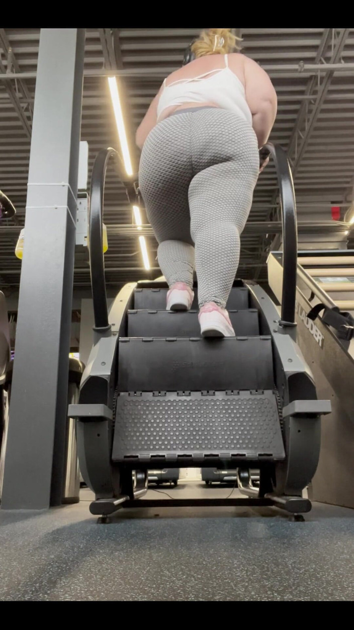 Miss Pink Plush: Vrei să mă ajuți să mă antrenezi în sala de sport...