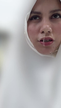 Dívka v Burka Cum Walk a veřejné chcaní