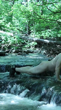 Fleksibel di tepi Air Terjun, Cuba Menyelinap Sedikit Detik Persendirian