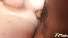 Gay Diaries: Tetovaný chlap šuká svůj těsný zadek své kamarádky a naplní ho...