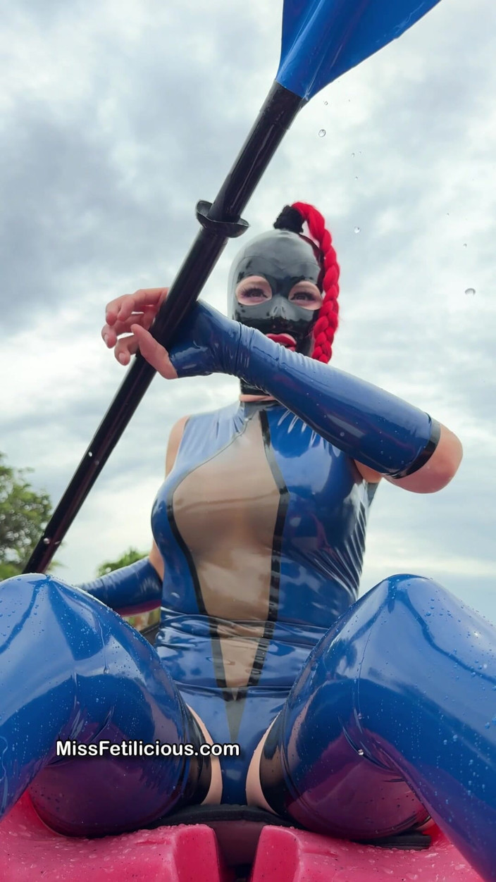 Miss_Fetilicious: Jízda na kajaku v latexu byla zábava!