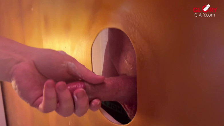 GLORYHOLEGAYS: Cazzo da papà arrapato al gloryhole - ci spruzzo sopra e...