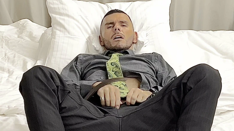 Werther1: Un homme d’affaires anal jouit au bureau avec des chaussettes