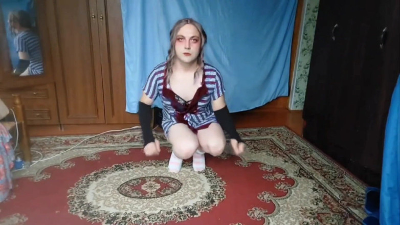 Kitty_Cross: Linda femboy girando el pelo mientras está acostada en la...