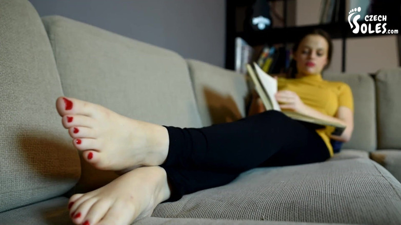 Czech Soles - foot fetish content: Voetenmeisje dat haar teen nagels rood schildert