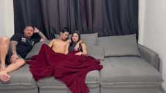 Jenni Faria: Makcik tiri kiri, saya tersangkutnya ke bahagian bawah di sofa....