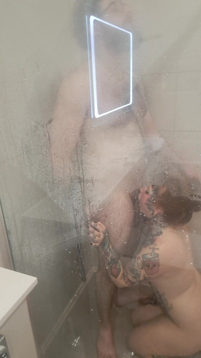 Yourfavecumslut: Doccia sesso contro il grande pannello di vetro bollente