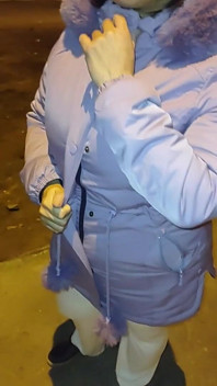 Madura Usando Hilo Rojo En Leggins Transparentes Captada En La Calle