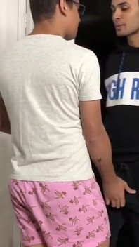 Haar vriendje borstvoeding geven toen hij thuiskwam van het werk