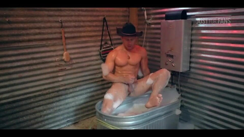 Reese Rideout: Patio y bañera. J/o