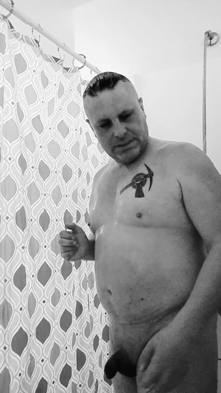 JG Risk: Film de douche avec des vieux visuels en noir et...