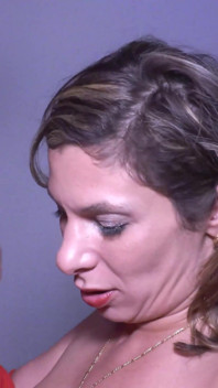 Puta farah de grandes tetas chupa una enorme polla en el gloryhole