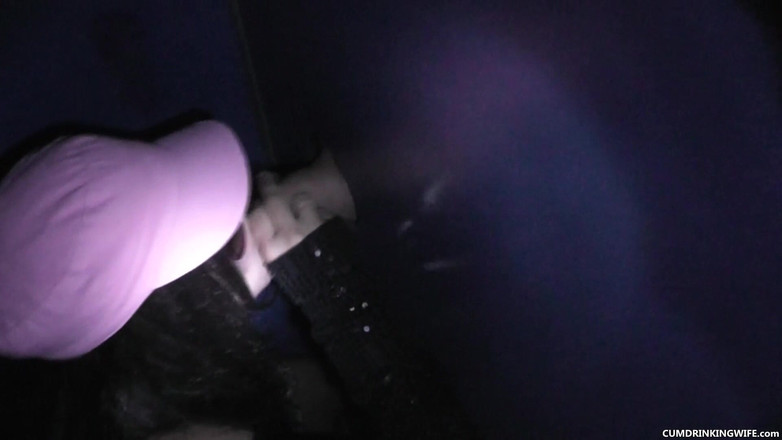 Cumdrinking Wife: El gangbang de gloryhole - episodio 2