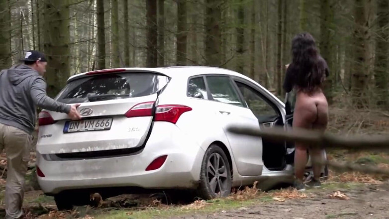 Deutschland porn: Jóvenes zorras calientes folladas en el bosque por grandes pollas...