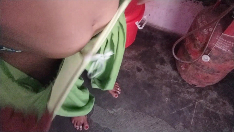 Yourgeeta8899: Masuk ke dapur saudara tiri mertua yang polos di desa...