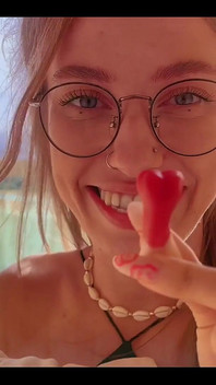 Dnes, po hodině, mě spolužák doprovodil domů, když jsme se dostali domů, zachytval mě s velmi chutnou candy a řekl, že to věděl