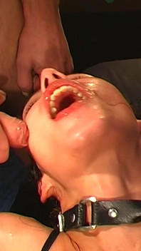 Hardcore sikanie, anal i fisting gangbang z gorącą nastolatką Ggg John Thompson